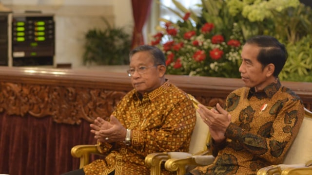 Presiden Jokowi dan Menko Perekonomian Darmin (Foto: Rosa Panggabean/Antara)