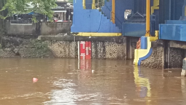 Ketinggian di pintu air Karet. Foto: Ainul Qalbi/kumparan