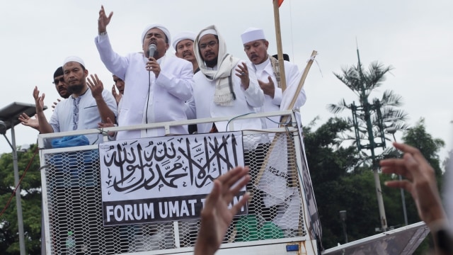 Habib Rizieq sedang memimpin doa di aksi 212. (Foto: Fanny Kusumawardhani/kumparan)