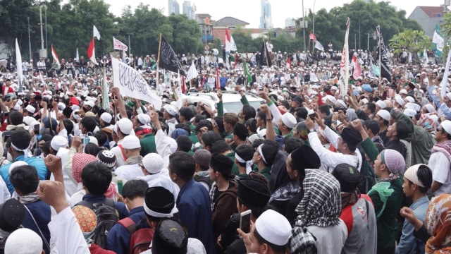 Massa aksi 212 di depan gedung DPR RI. (Foto: Fanny Kusumawardhani/kumparan)