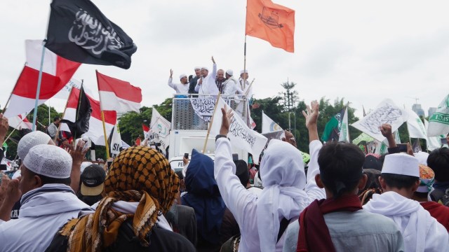Aksi 212 di depan Gedung DPR RI. (Foto: Fanny Kusumawardhani/kumparan)