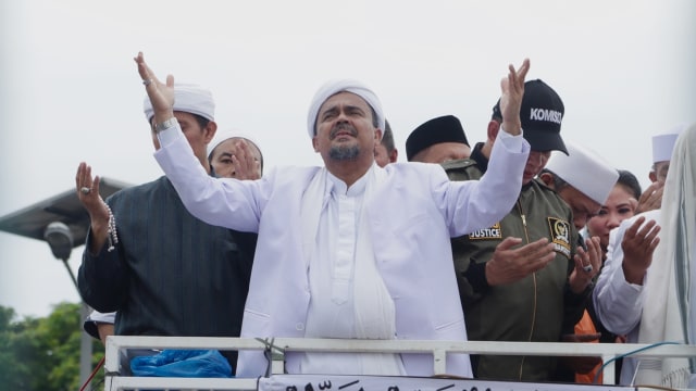 Habib Rizieq berdoa di tengah Aksi 212. (Foto: Fanny Kusumawardhani/kumparan)