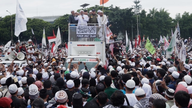 Kerumunan massa Aksi 212 di depan gedung DPR. (Foto: Fanny Kusumawardhani/kumparan)