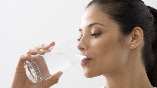 Minum Air Mineral  (Foto: Thinkstock )