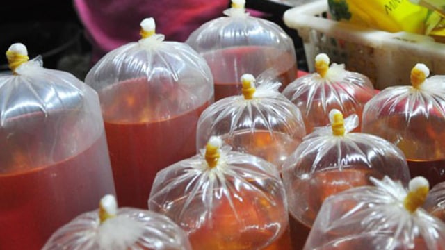 Minyak goreng curah di pasar. (Foto: Dian Dwi Saputra/Antara Foto)