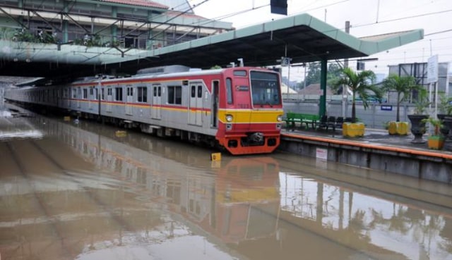 Transportasi Commuter Line yang Tidak Ramah Hujan (3)