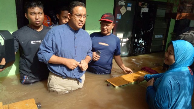 Anies Baswedan meninjau banjir. (Foto: Amanaturrosyidah/kumparan)