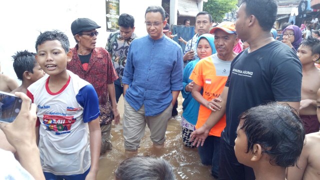 Anies Baswedan bersama warga yang terkena banjir (Foto: Amanaturrosyidah/kumparan)