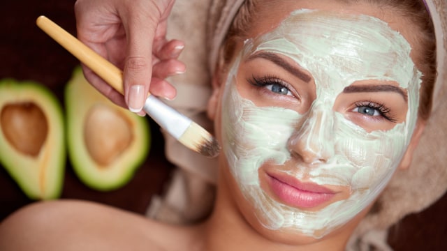 Mengkonsumsi alpukat untuk mendapatkan wajah cerah (Foto: Thinkstockphotos)