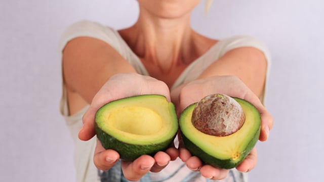 Atasi kulit kering dengan konsumsi buah alpukat. (Foto: Thinkstockphotos)