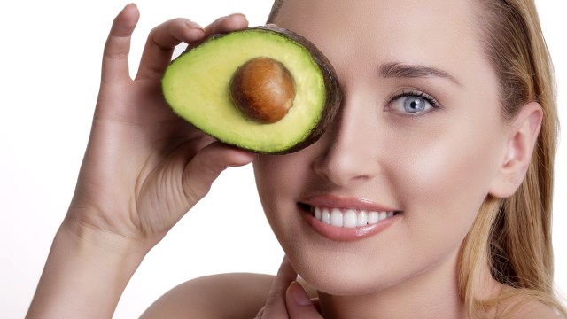 Hilangkan mata panda dengan irisan buah alpukat. (Foto: Thinkstockphotos)