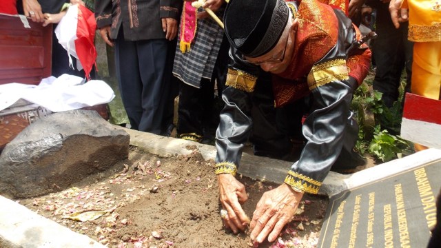 Prosesi adat penyerahan gelar di makam Tan Malaka. (Foto: Hari Triwasono)