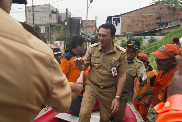 Ahok tinjau banjir di Cipinang Melayu (Foto: Rosa Panggabean/Antara)