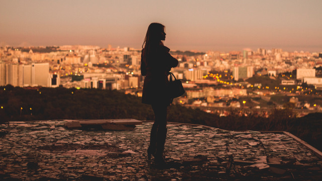 Ilustrasi seorang perempuan yang sendiri. (Foto: Unsplash)