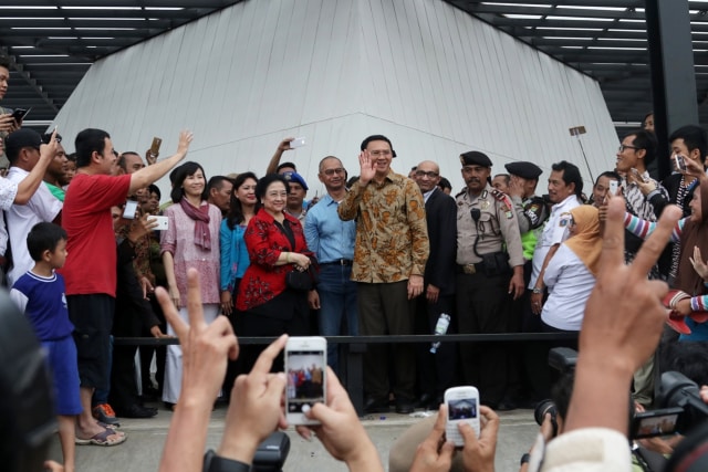 Ahok menyapa warga yang hadir di Kalijodo. (Foto: Fanny Kusumawardhani/kumparan)