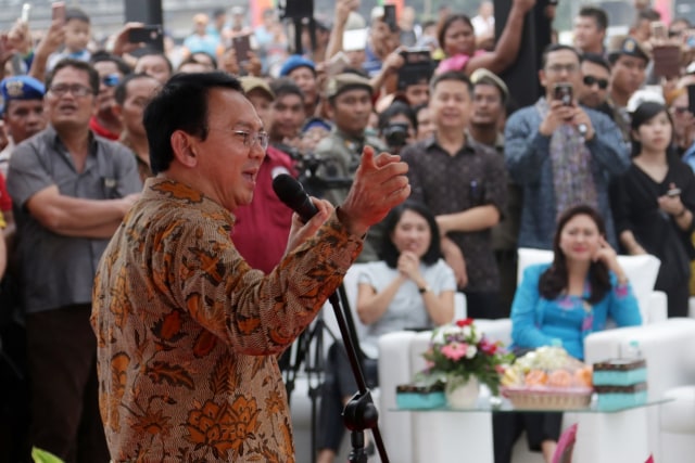Ahok menyapa warga di Taman Kalijodo. (Foto: Fanny Kusumawardhani/kumparan)