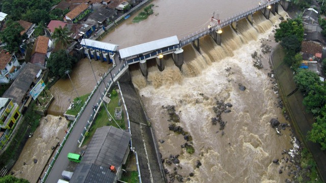 Ketinggian air Ciliwung di Bendung Katulampa. (Foto: Aditia Noviansyah/kumparan)