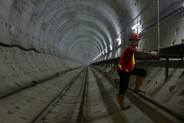 Seorang petugas di kawasan proyek MRT. (Foto: Fanny Kusumawardhani/kumparan)