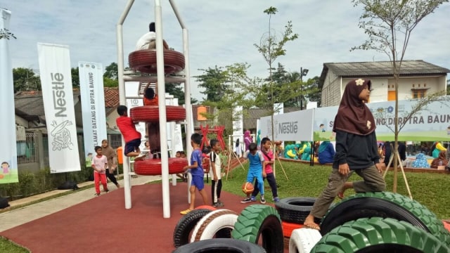 Anak-anak bermain di RPTRA Baung. (Foto: Nadia Riso/kumparan)