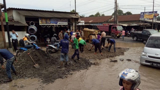 Jalan Rusak di Citeureup  (Foto: Mustaqim Amna/kumparan )