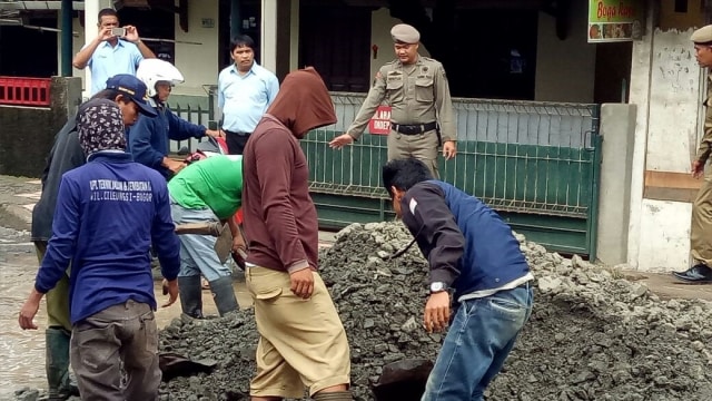 Perbaikan Jalan Rusak di Citeureup  (Foto: Mustaqim Amna/kumparan )