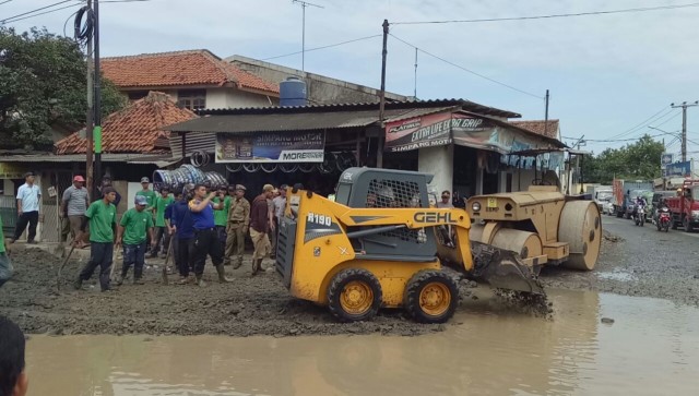 Perbaikan Jalan Rusak di Citeureup  (Foto: Mustaqim Amna/kumparan )
