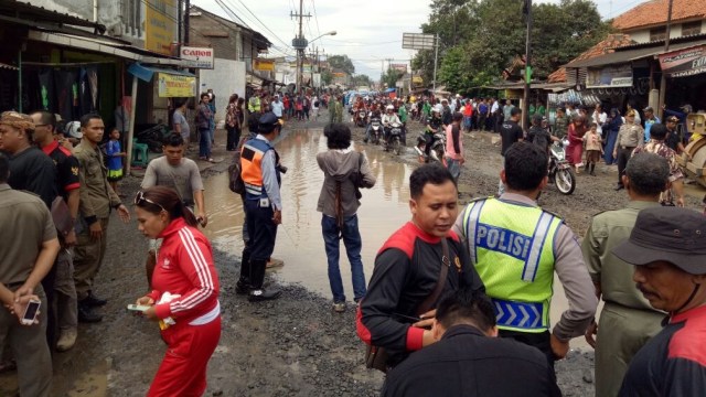 Pemkab Bogor mulai memperbaiki jalan di Citereup. (Foto: Mustaqim Amna/kumparan)