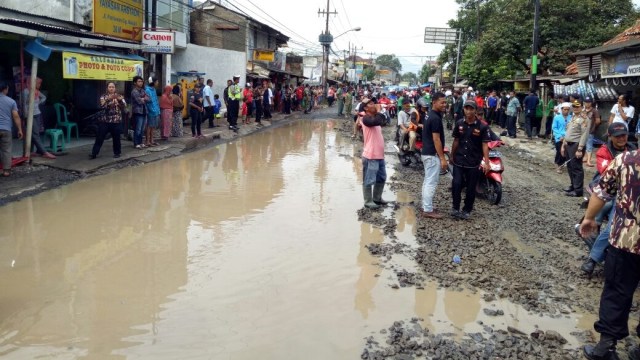 Jalan Pahlawan di Citereup, Bogor rusak parah. (Foto: Mustaqim Amna/kumparan)