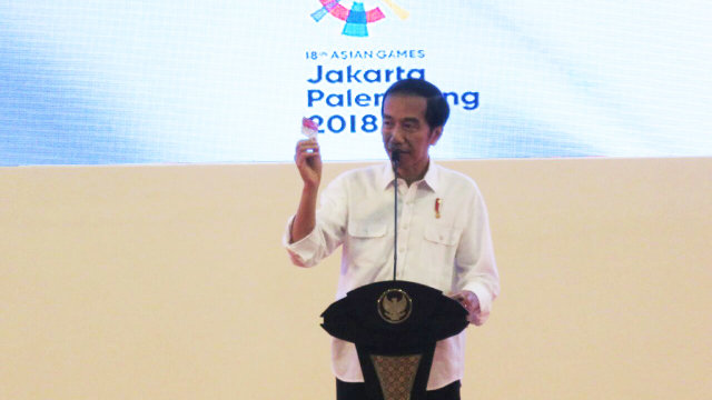 Presiden Jokowi tunjukkan Kartu Keluarga Sejahtera Foto: Yudhistira Amran/kumparan