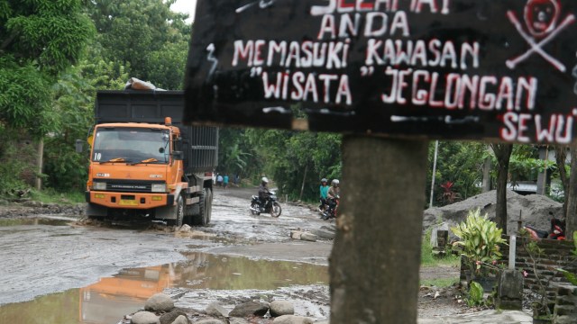 Jalan di Desa Guyangan, Nganjuk, Jatim (Foto: Prasetia Fauzani/ANTARA)