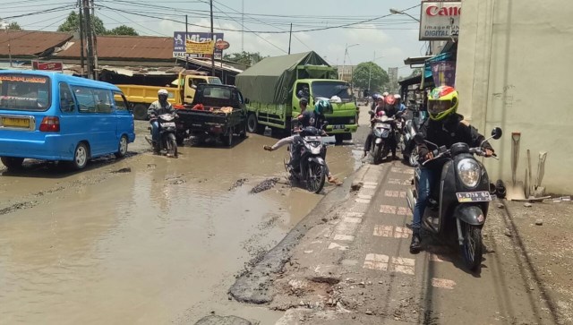 Jalan rusak di Citeureup (Foto: Mustaqim Amna/kumparan)