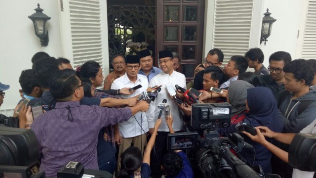 Anies-Sandi usai pertemuan. (Foto: Anggi Dwiky Darmawan/kumparan)