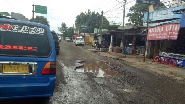Jalan Rusak di Jalan Pahlawan, Citeureup  (Foto: Mustaqim Amna/kumparan )