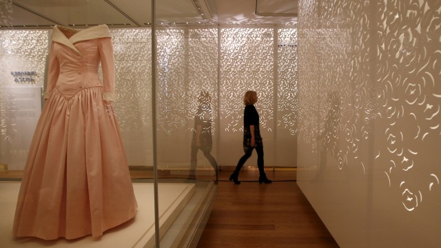 Koleksi gaun milik Putri Diana. (Foto: PETER NICHOLLS/REUTERS)