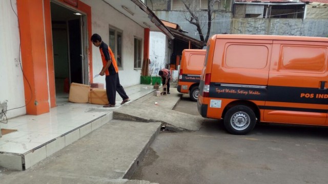 Penurunan barang di kantor pos. Foto: Ardhana Pragota/kumparan