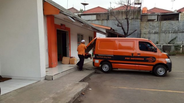 Bongkar muat barang kantor pos. (Foto: Ardhana Pragota/kumparan)