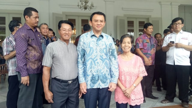 Ahok bersama warga di Balai Kota. (Foto: Aria Pradana/kumparan)