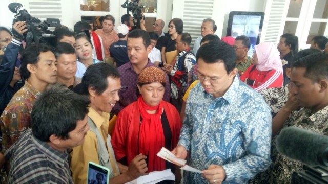 Ahok mendengarkan curhat warga di Balai Kota. (Foto: Aria Pradan/kumparan)