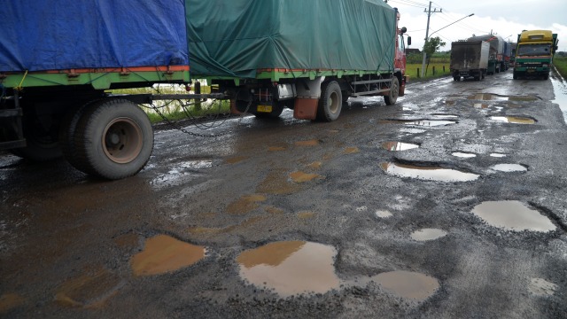 Jalan rusak. (Foto: Yusuf Nugroho/ANTARA)