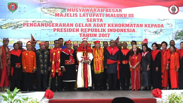 Jokowi menerima gelar adat kehormatan Maluku. (Foto: Dok. Biro Pers Istana)