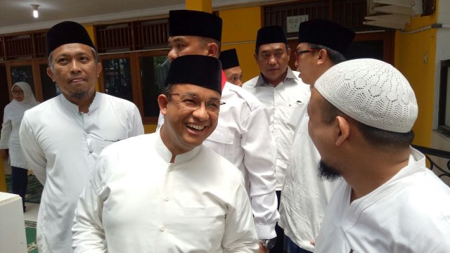 Anies usai Sholat Jumat di Masjid Al Ihsan. (Foto: Wandha Hidayat/kumparan)
