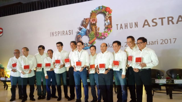 Segenap direksi Astra berfoto bersama (Foto: Ela Nurlaela/kumparan)