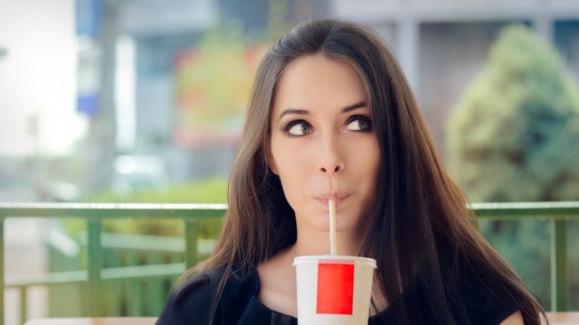 Hindari konsumsi soda saat traveling. (Foto: Thinkstock)