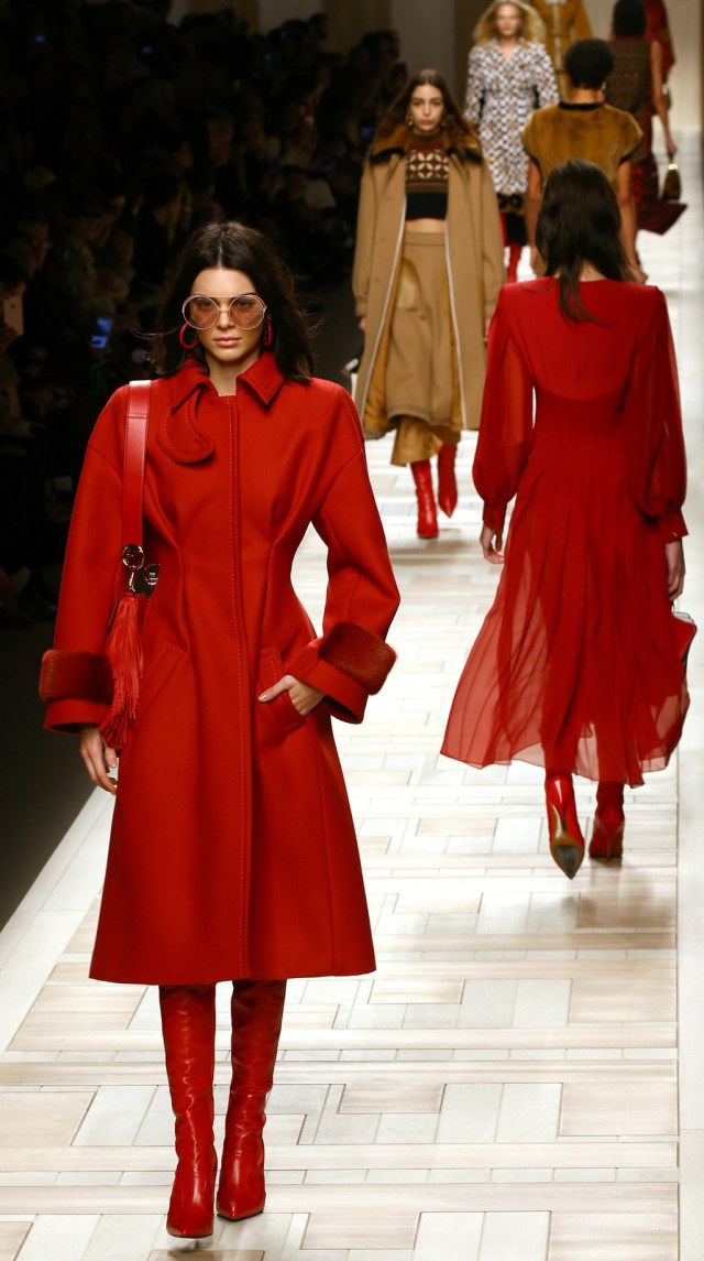 Kendall Jenner mengenakan busana Fendi. (Foto: REUTERS/Stefano Rellandini)