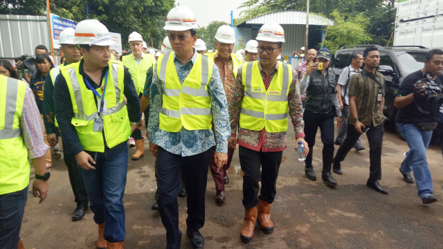 Ahok saat meninjau Velodrome di Jakarta Timur (Foto: Aria Pradana/kumparan)