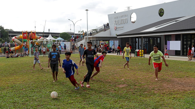 Sejumlah anak asyik bermain sepak bola. (Foto: Fanny Kusumawardhani/kumparan)