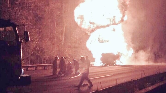 Kebakaran truk tangki Pertamina. (Foto: Twitter @TMCPoldaMetro)