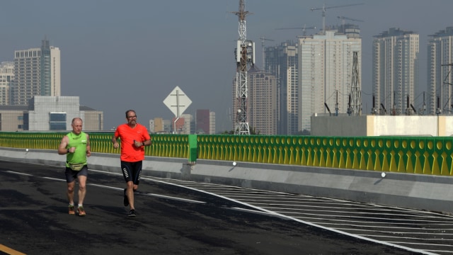 Jogging di jalur Transjakarta Ciledug-Tandean. Foto: Fanny Kusumawardhani/kumparan