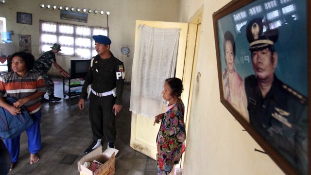 Pengosongan rumah dinas yang dihuni purnawirawan. (Foto: Antara/Septianda Perdana)