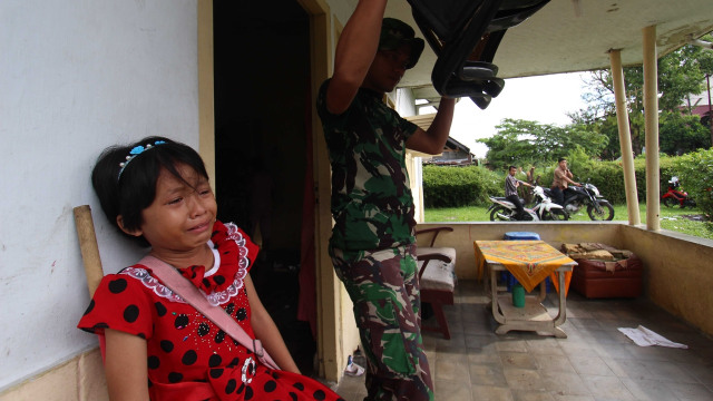 Bocah menangis saat TNI mengosongkan rumahnya. (Foto: Antara/Septianda Perdana)